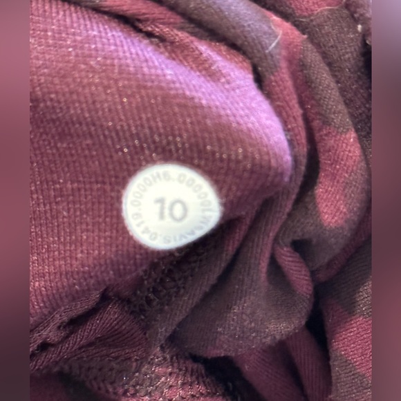 Lululemon Leggings sz 10 capri maroon animal print GUC - Picture 5 of 5